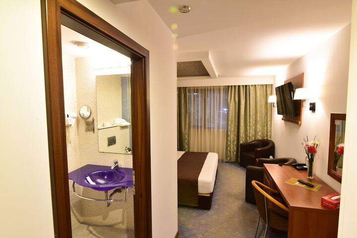 Room 10 of 36