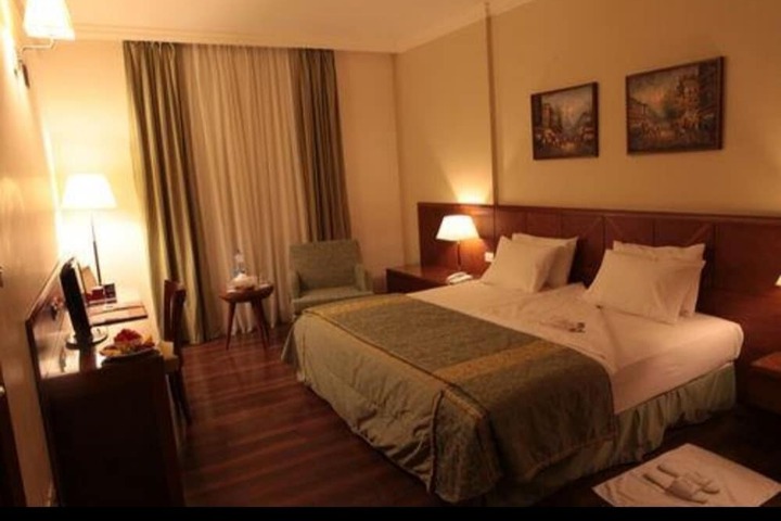 Room 9 of 38