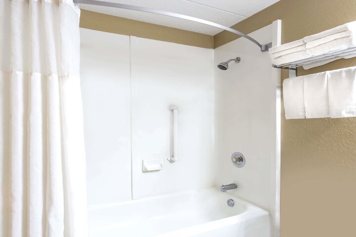 1 King Bed (4 of 6)