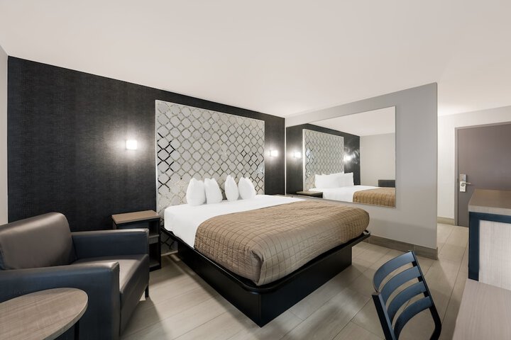 Deluxe Single King Bed (10 of 16)