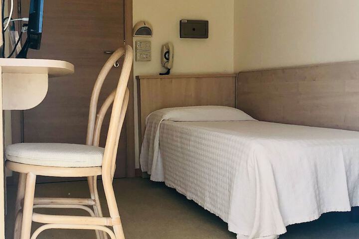 Room 3 of 10