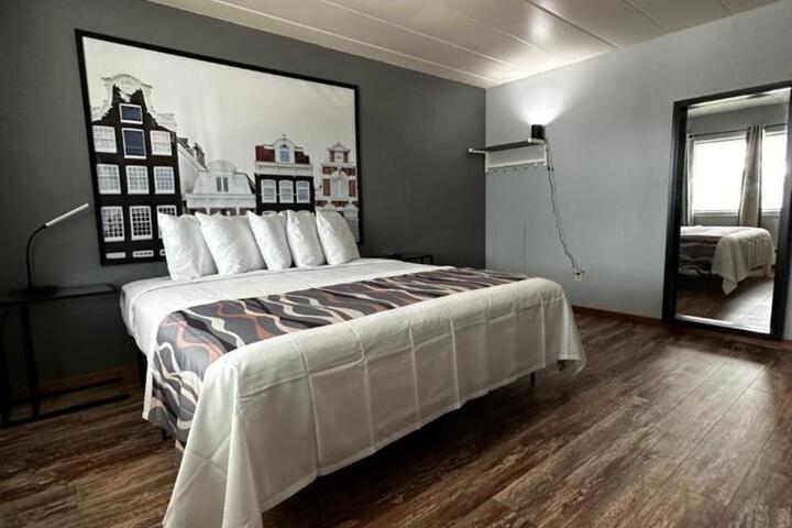 Standard Room, King or Two Doubles (4 of 6)