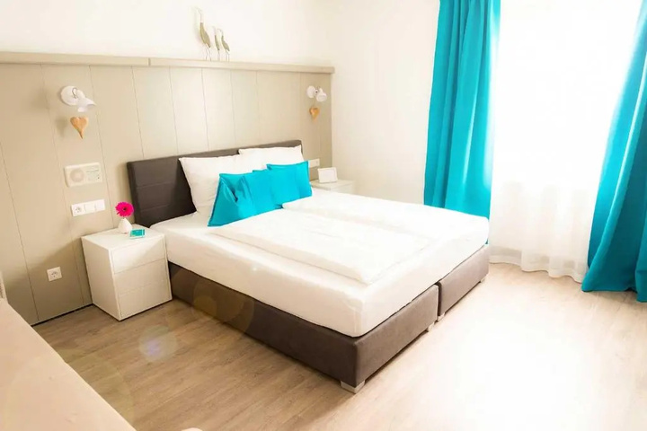 Room 2 of 10