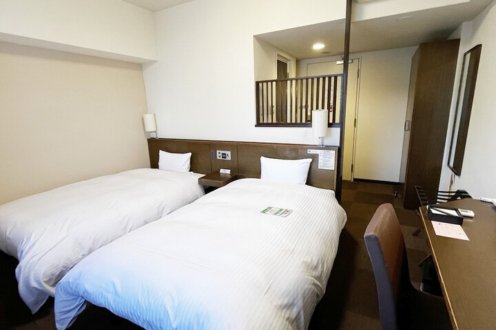 Room 10 of 28