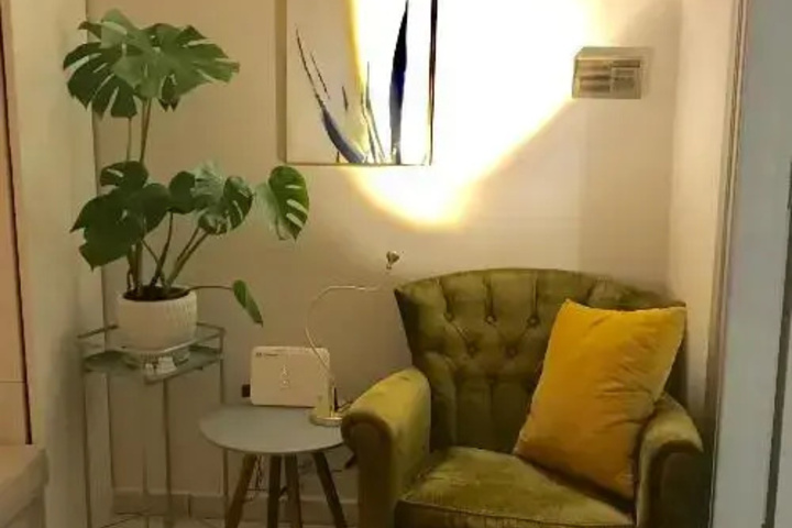 Room 9 of 16