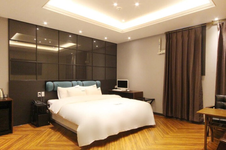 Room 8 of 25