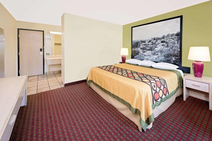 1 King Bed (25 of 31)