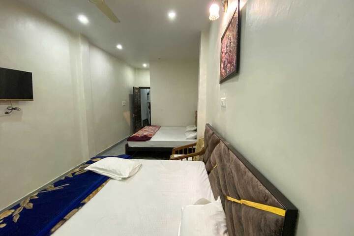 Room 10 of 13