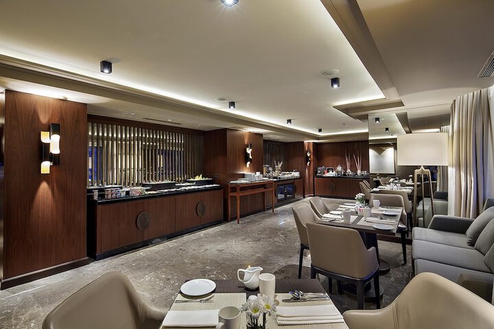 Lounge 195 of 243