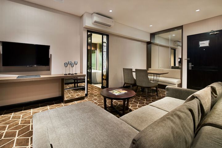 Room 2 of 43