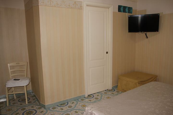 Room 17 of 28