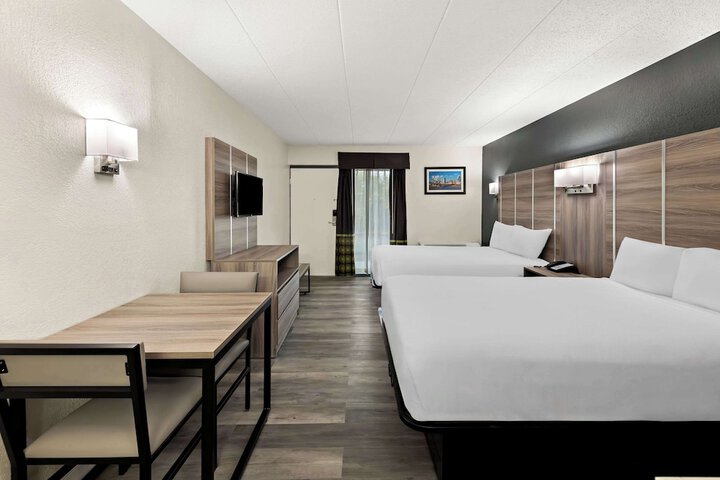 2 Double Beds (1 of 6)