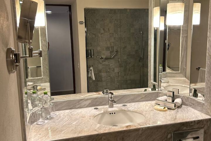 Room 17 of 122