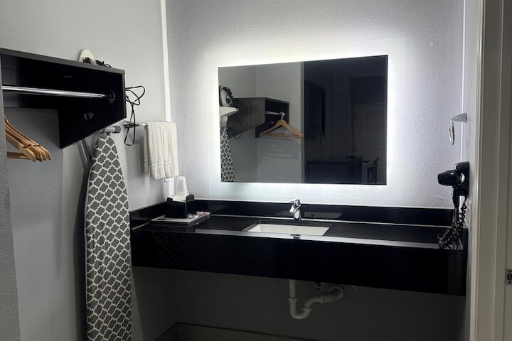 Room 9 of 16