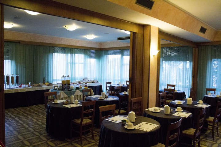 Dining 32 of 60