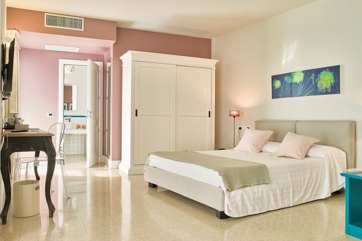 Room 6 of 42