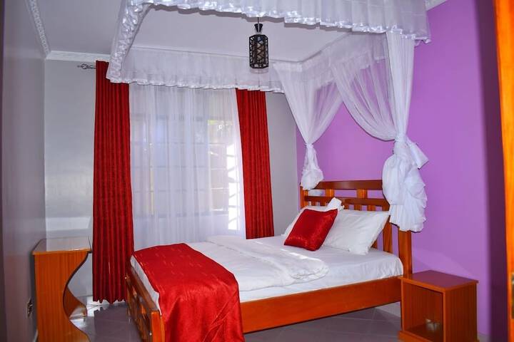 Room 4 of 8