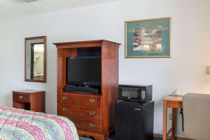 1 Queen Bed (6 of 9)
