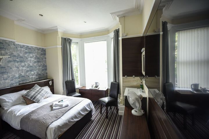 Room 10 of 28