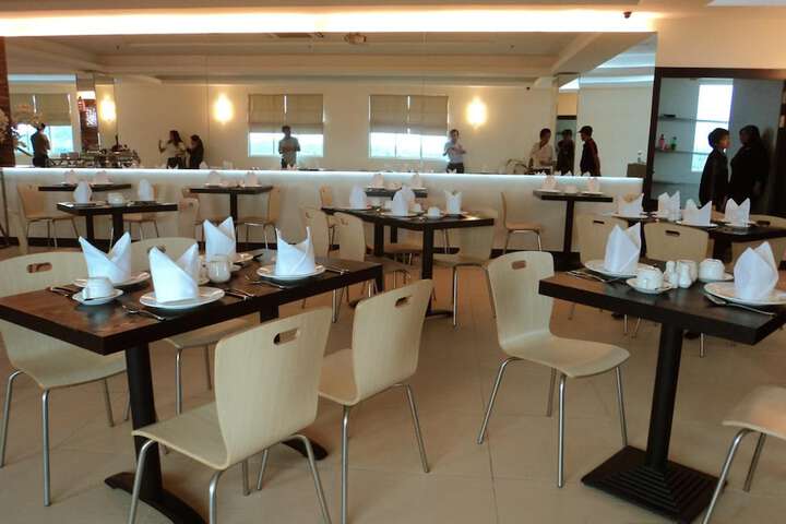 Dining 19 of 24