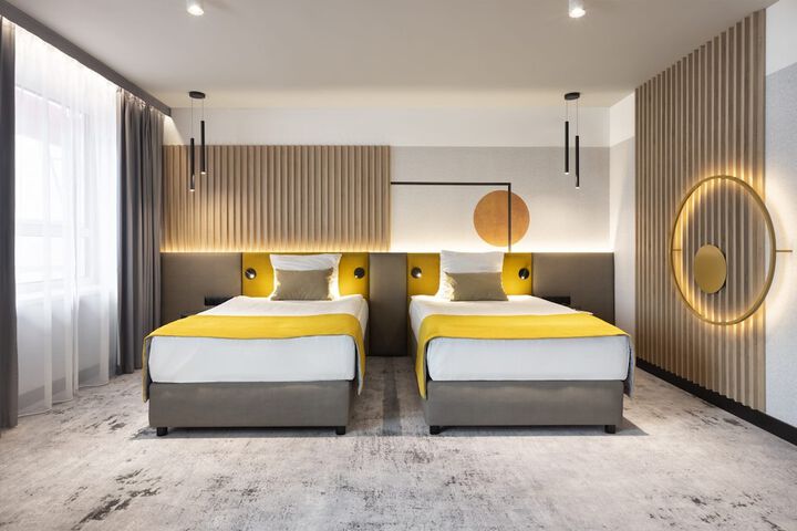 Room 4 of 100