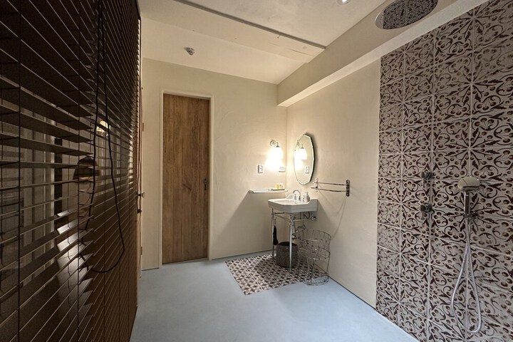 Room 27 of 67
