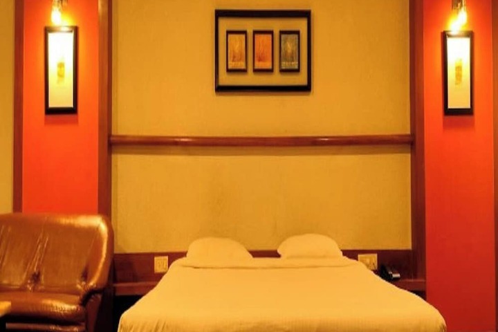 Room 12 of 38