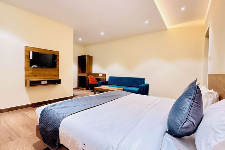 Room 4 of 18