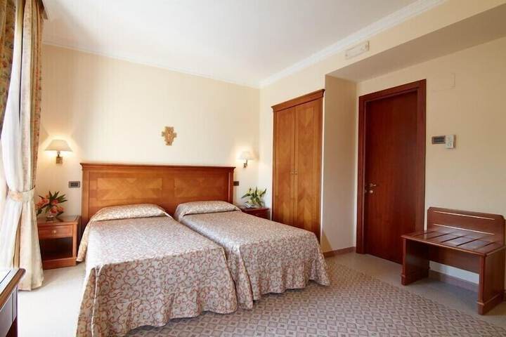 Room 15 of 32
