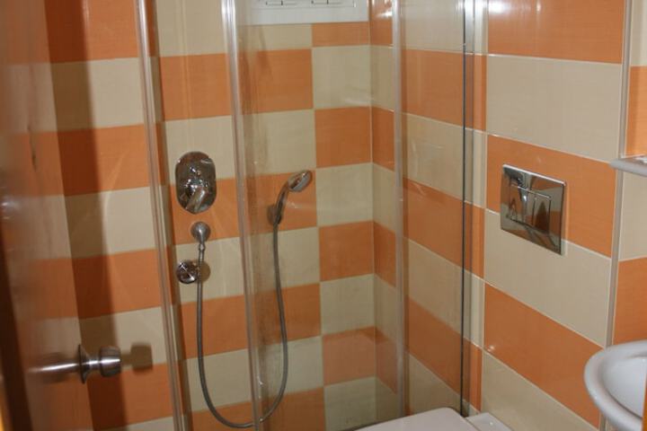 Room 9 of 25