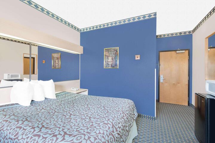 1 Queen Bed (11 of 30)