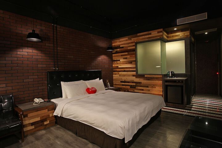 Room 4 of 32