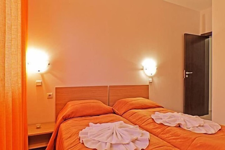 Room 3 of 52