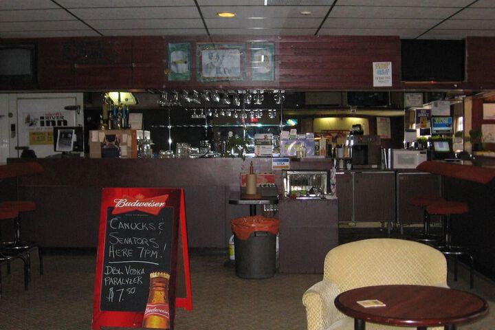 Lounge 22 of 31