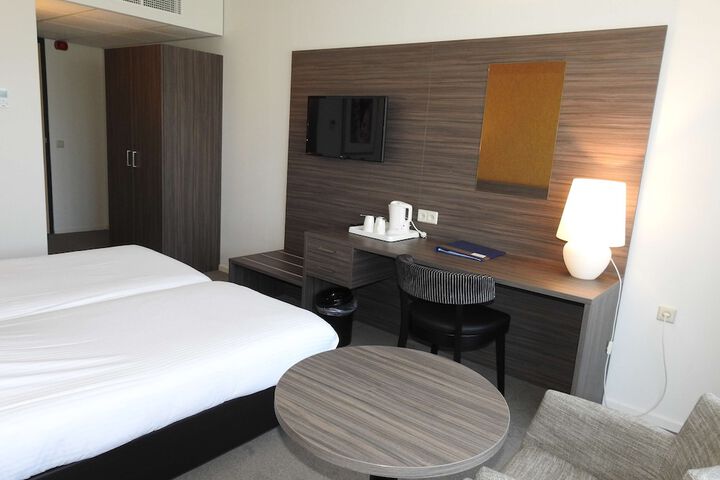 Room 4 of 74