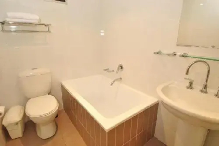 Room 8 of 11