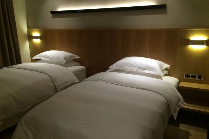 Room 6 of 8