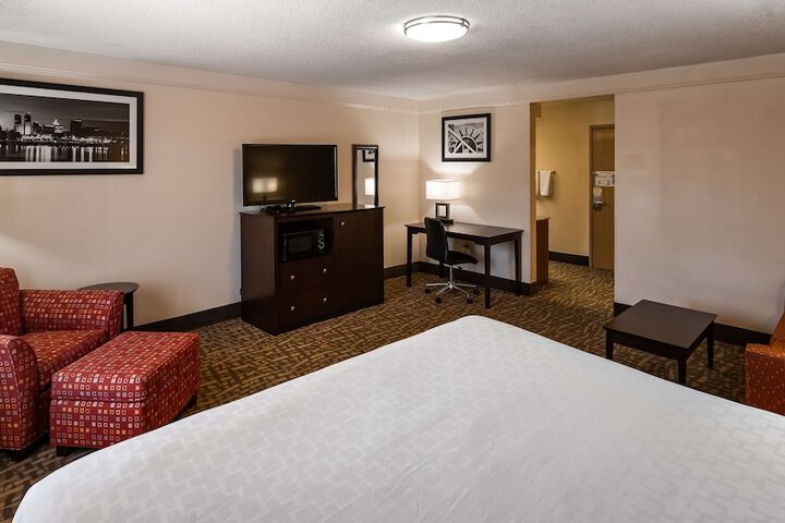 1 King Bed Pillowtop Bed Microwave and Refrigerator Full Breakfast (3 of 14)