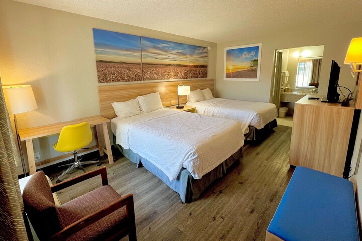 2 Double Beds (7 of 8)