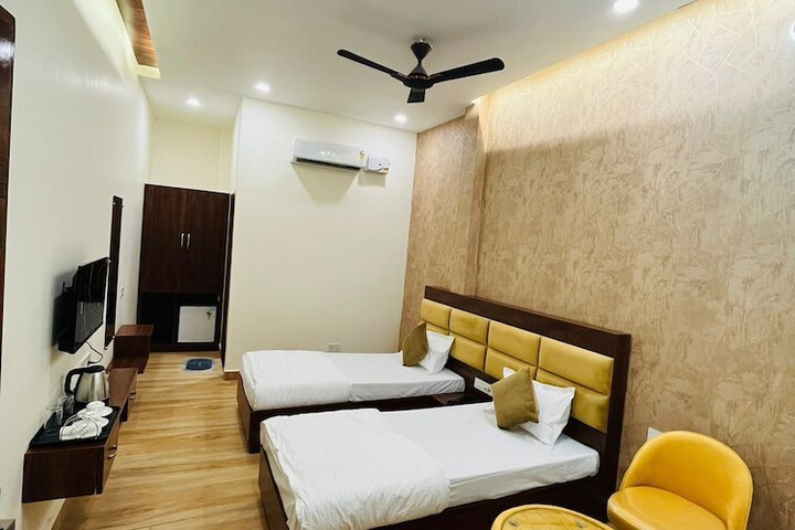 Room 4 of 12