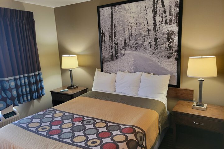 1 Queen Bed (4 of 18)