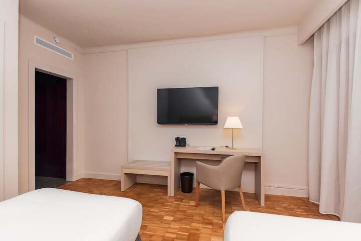 Room 28 of 61