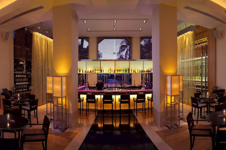 Lounge 76 of 87