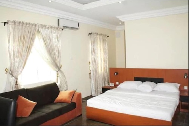 Room 4 of 10