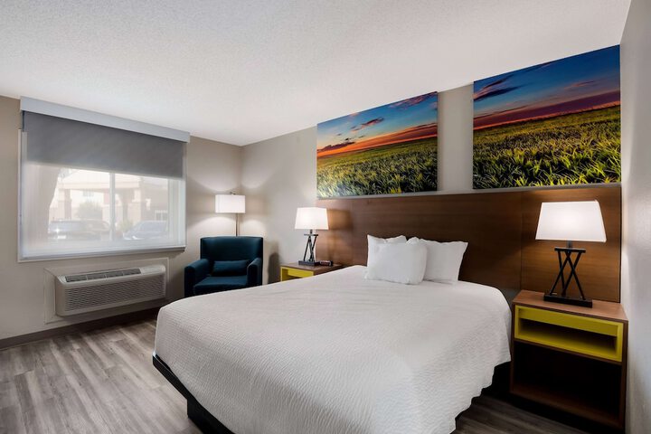 1 Queen Bed (7 of 16)