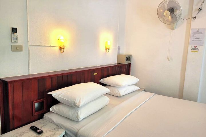 Room 42 of 208
