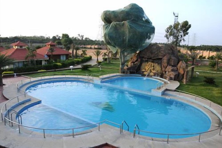 Hotel Pool