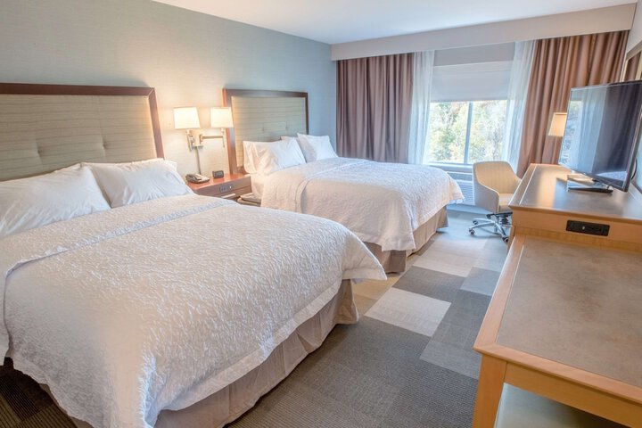 2 Queen Beds (10 of 12)