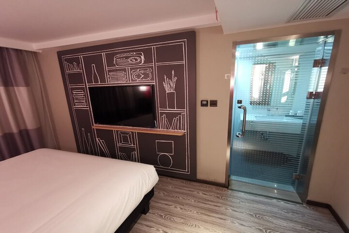 Room 10 of 27