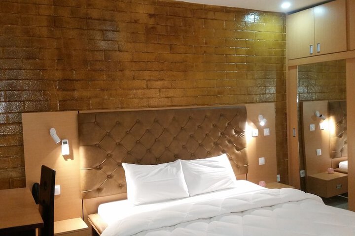 Room 11 of 39